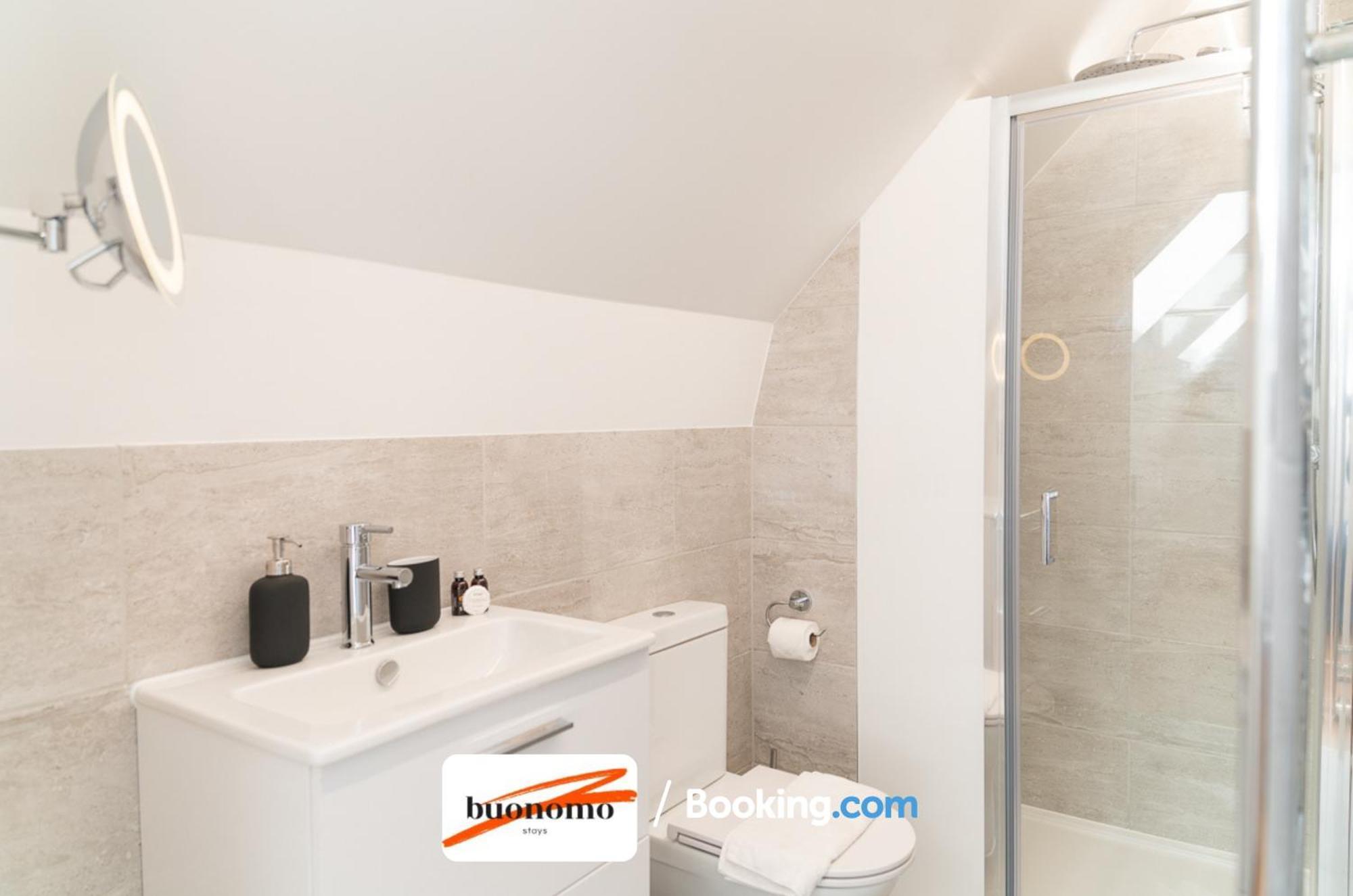 Two Bedroom Apartment At Buonomo Stays Short Lets & Serviced Accommodation London Bagian luar foto